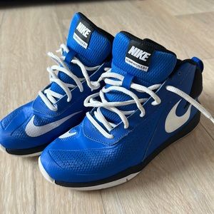 Boys Nike team hustle basketball shoes size 5.5 youth.